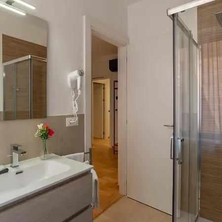 Essence Collection Roma