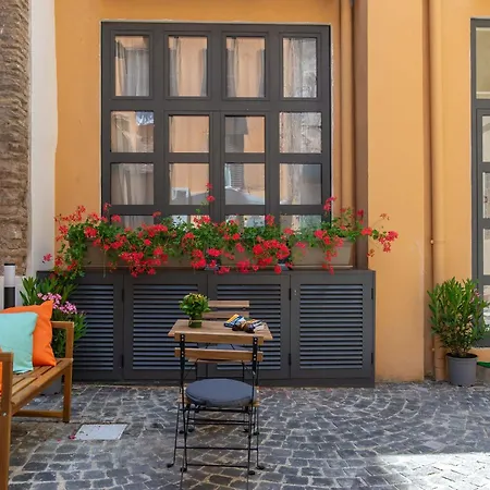 Essence Collection Roma